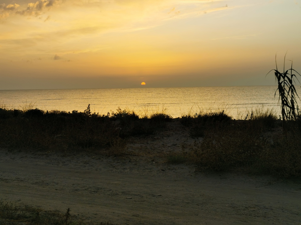 Sonnenaufgang am Strand von Aléria - Foto direkt aus dem Camper gemacht